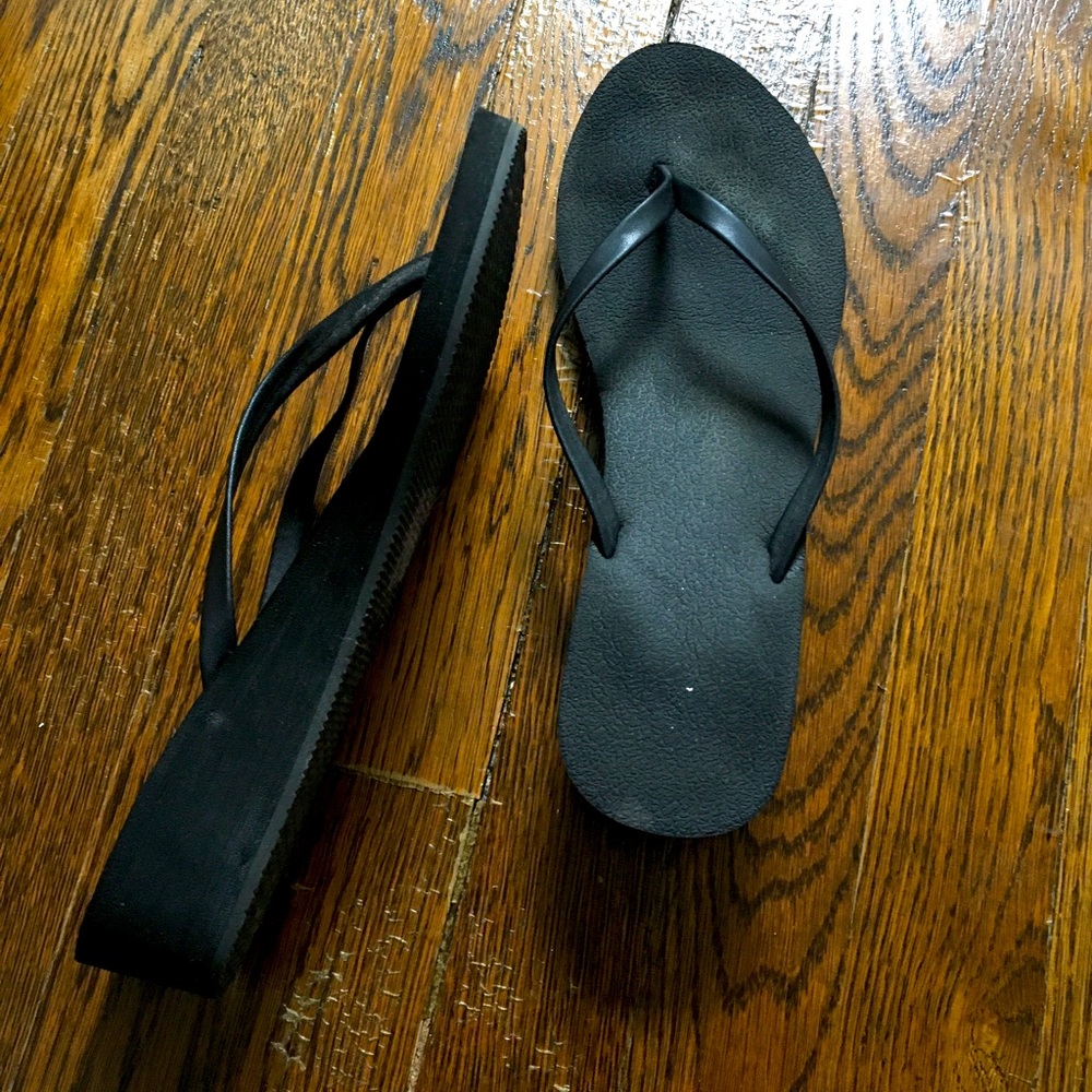 Women’s Black heeled flip flops